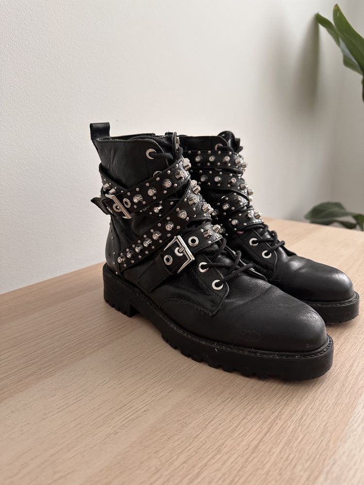 Botas com tachas Zara