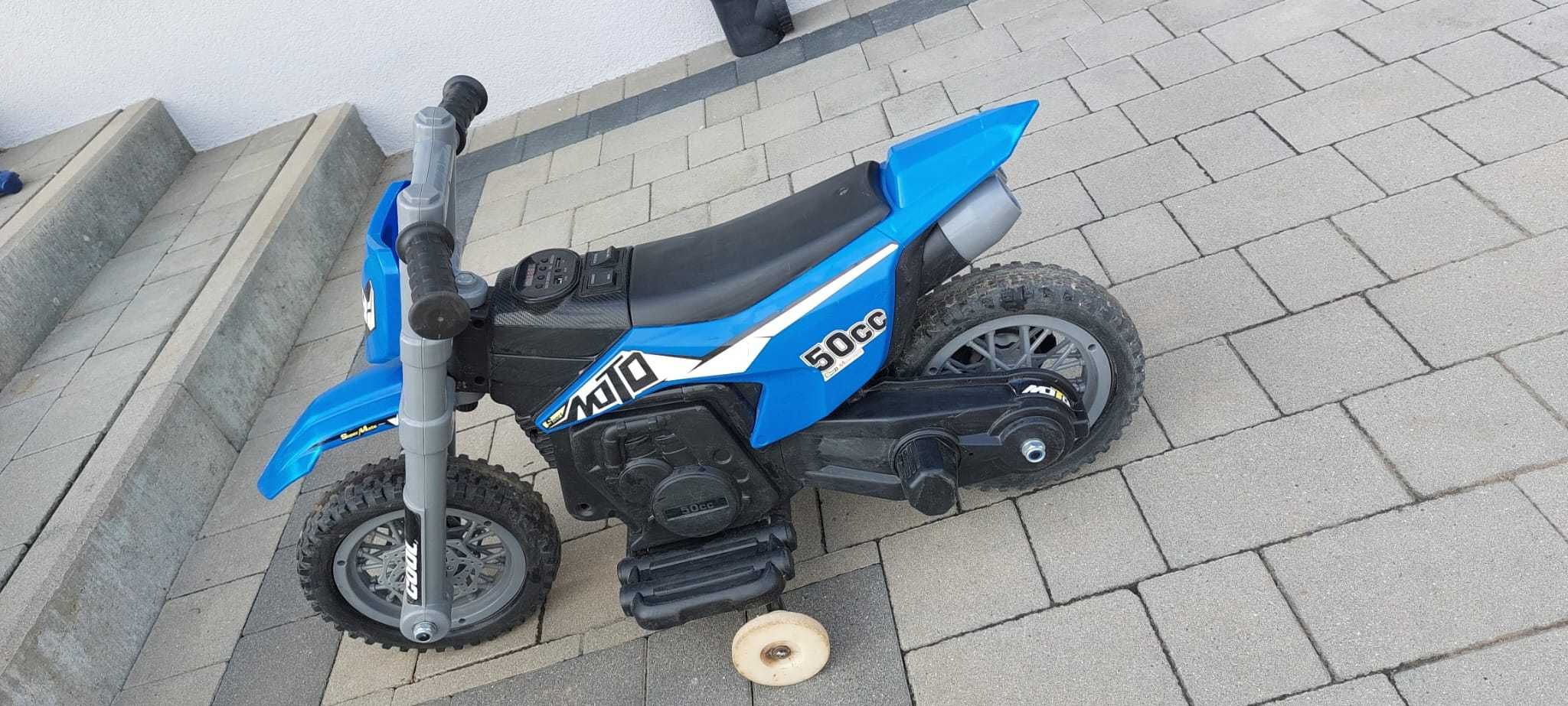 motor V-cross na akumulator