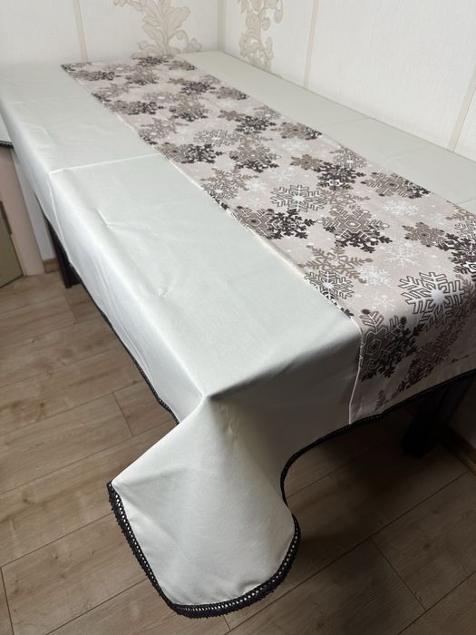 Скатертини, доріжки-ранери, серветки, хлібницю