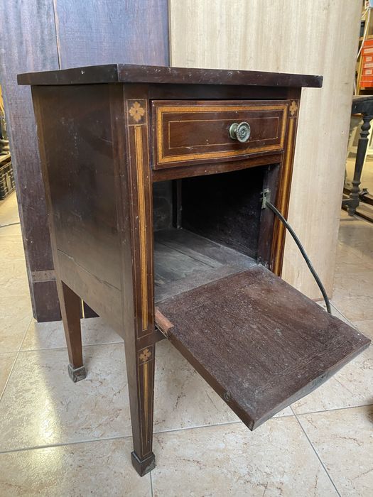 Mesa de cabeceira antiga para restauro