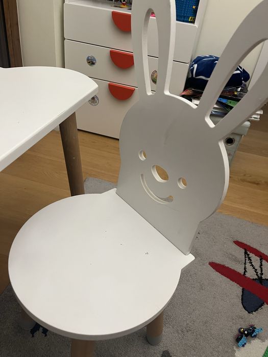 stolik drewniany chmurka i krzeselko drewniane krolik