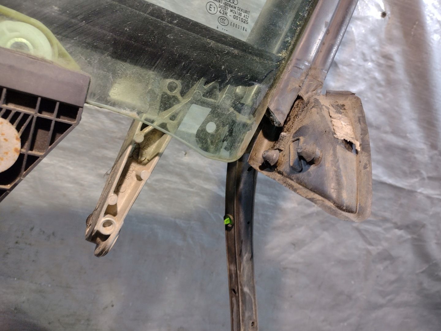Podnośnik szyby lusterko 5PIN lewy przód audi A4 B7 8E0837461C k:…