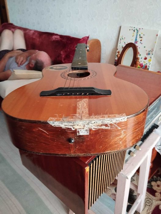 Гітара шестиструнна