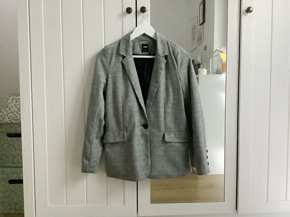 Elegancka czarno biała marynarka zapinana na guzik sinsay rozmiar XS