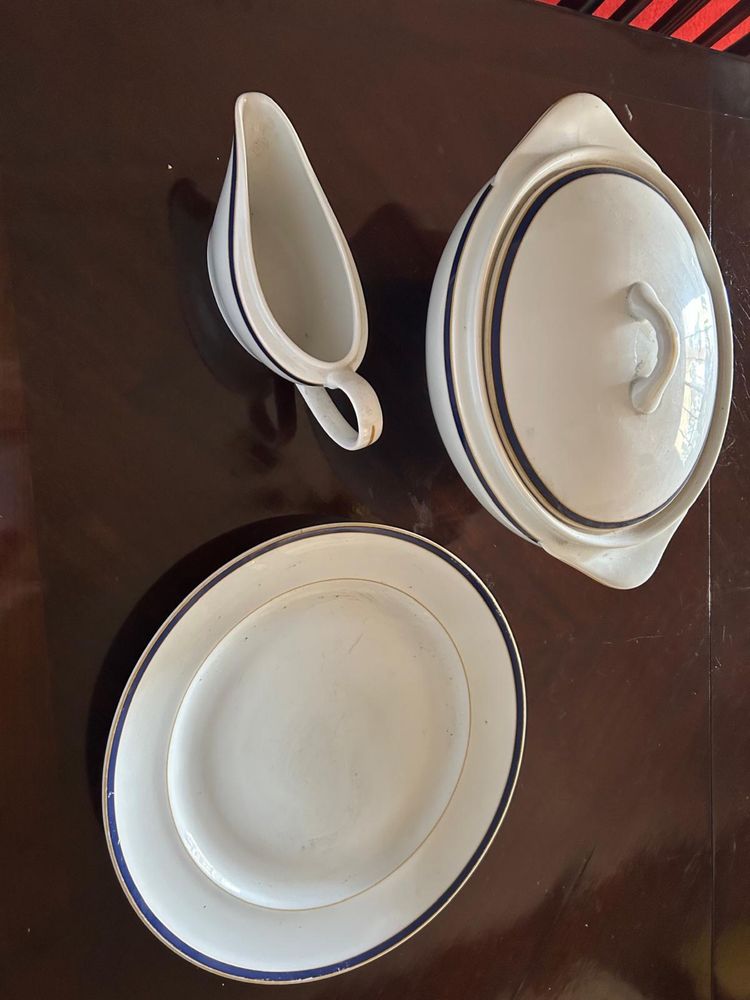 Conjunto de sopeira, prato e molheira vista alegre