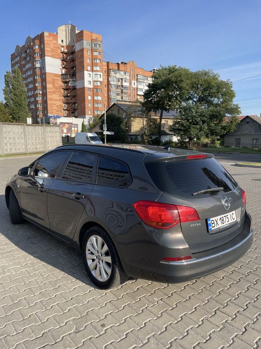 Opel Astra J Sports Tourer 2012 року