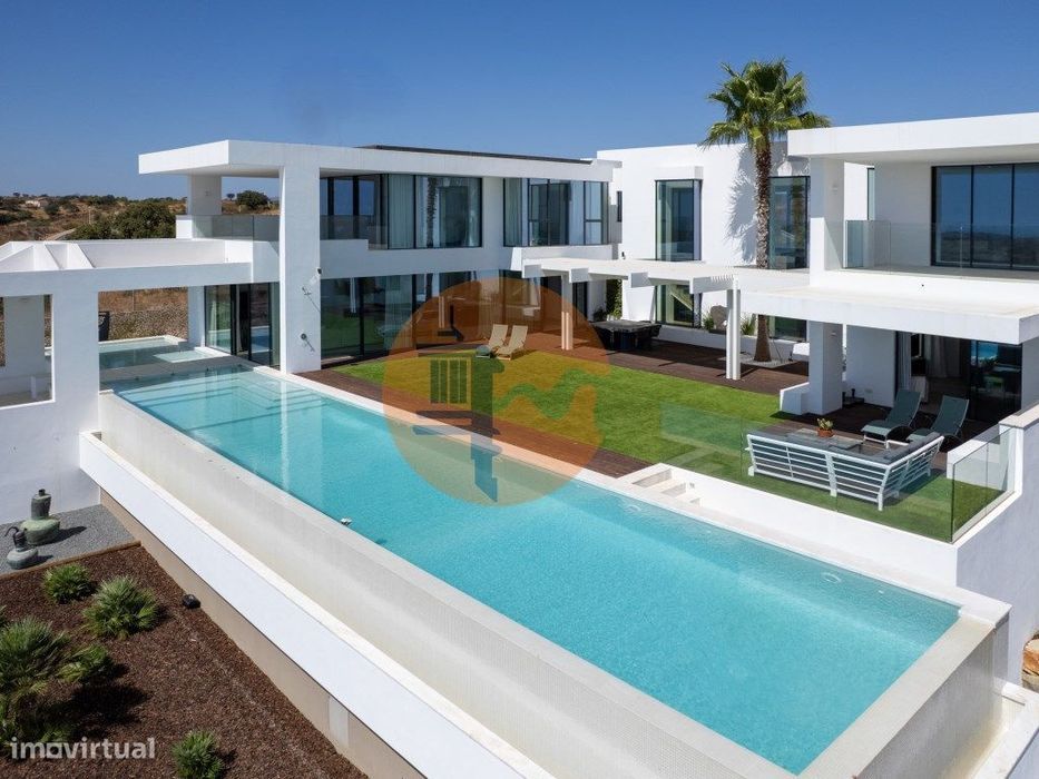 Vila deslumbrante, com 5 quartos em suíte, ampla piscina e vistas i...