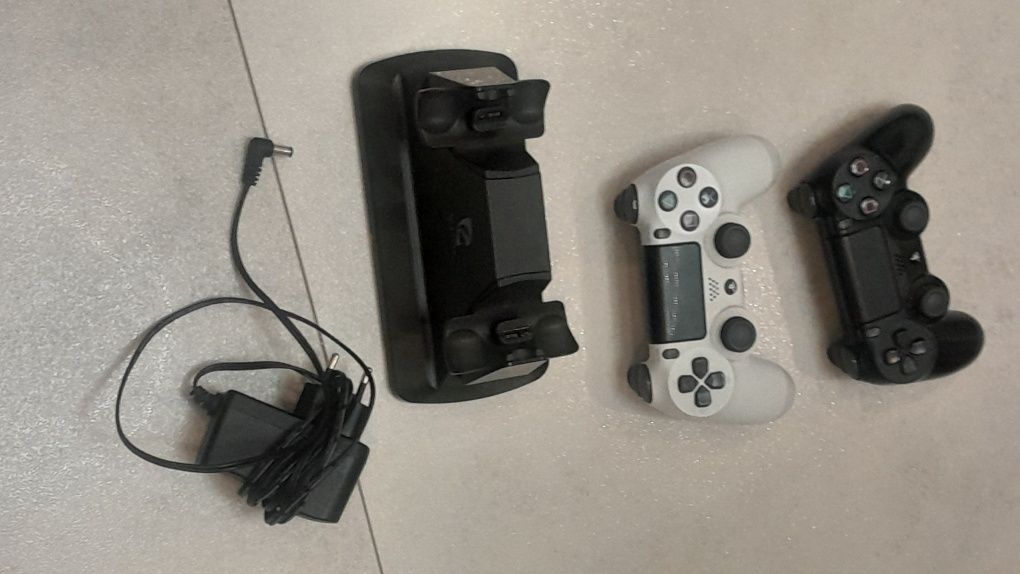 Konsola PS4 i cały osprzęt