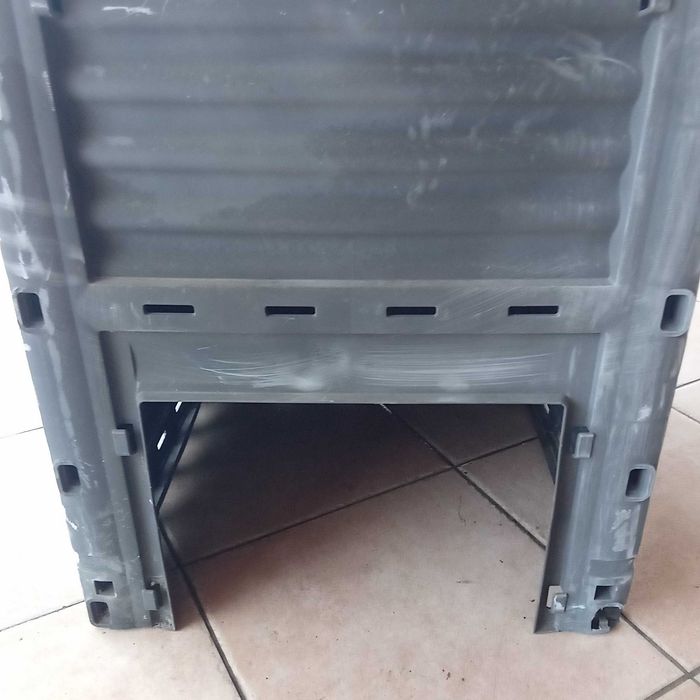 Compostor em plástico, com 80 cms de altura, por 60 cms de largura