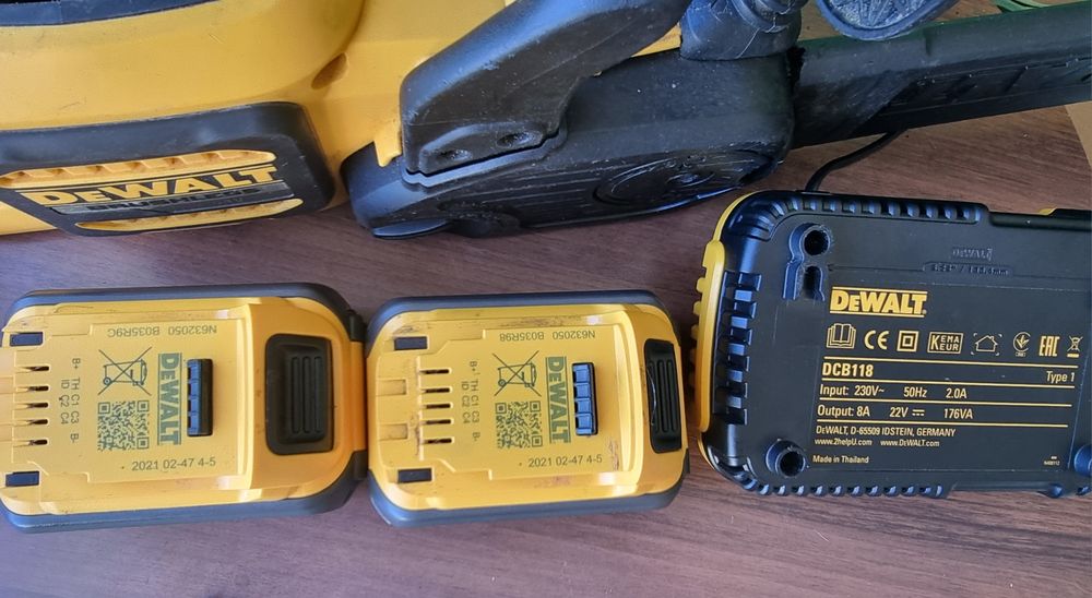 Pilarka DEWALT DCM 575