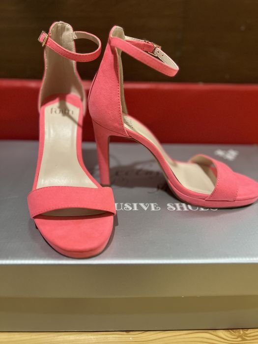 Жіночі босоніжки на підборах