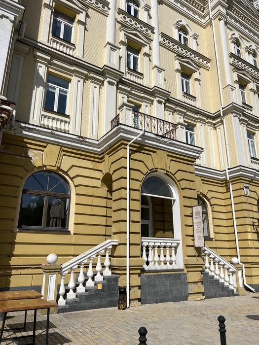 Фасадне приміщення на Воздвиженці, Презентабельна вхідна група!