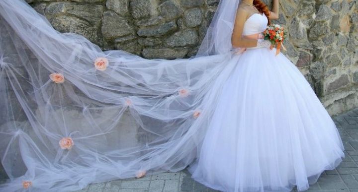 Весільна сукня зі зʼємним шлейфом