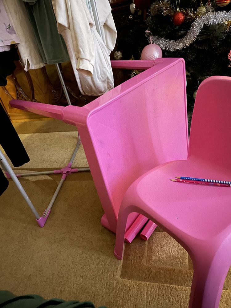 Стіл і стілець рожеві