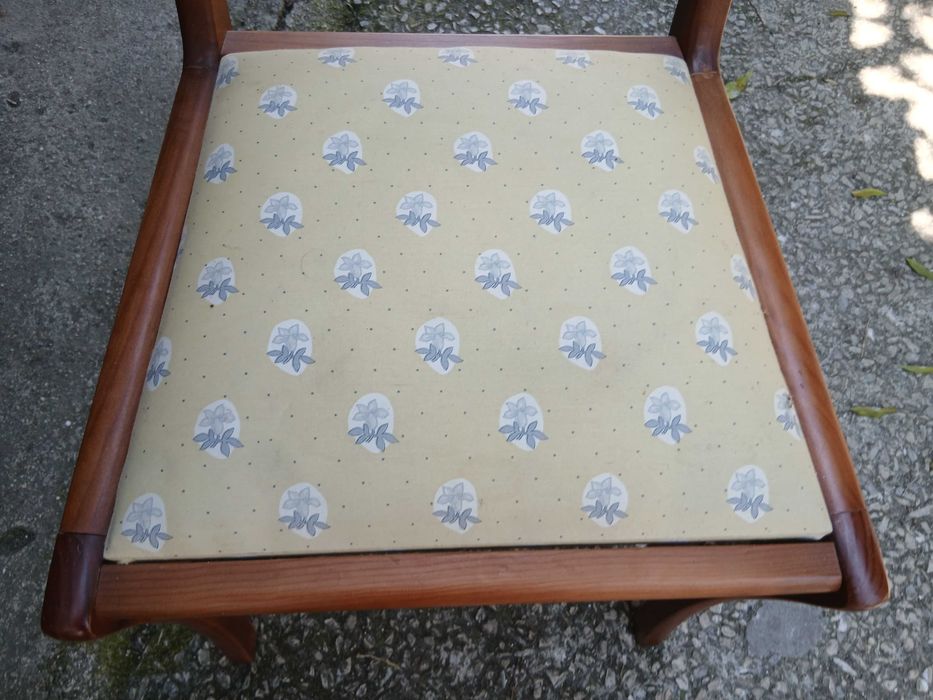 Cadeira em madeira maciça