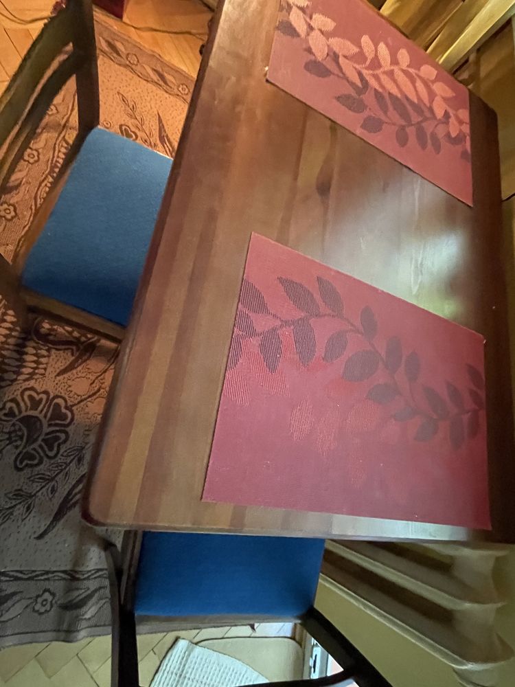 Unikatowy stół jadalniany z orzechowego drewna + 4 krzesła retro