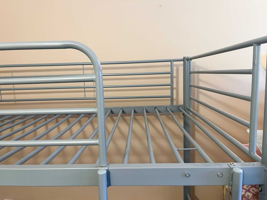 Łóżko piętrowe metalowe szare