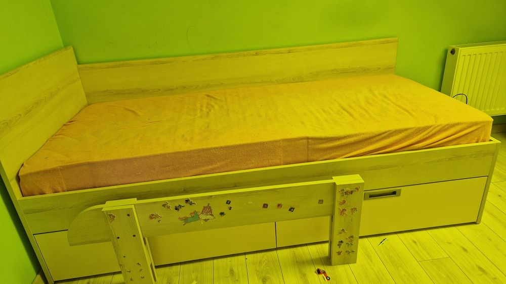 Łóżko rozm. 180 na 80  wraz z zabezpieczeniem z 2 szufladam