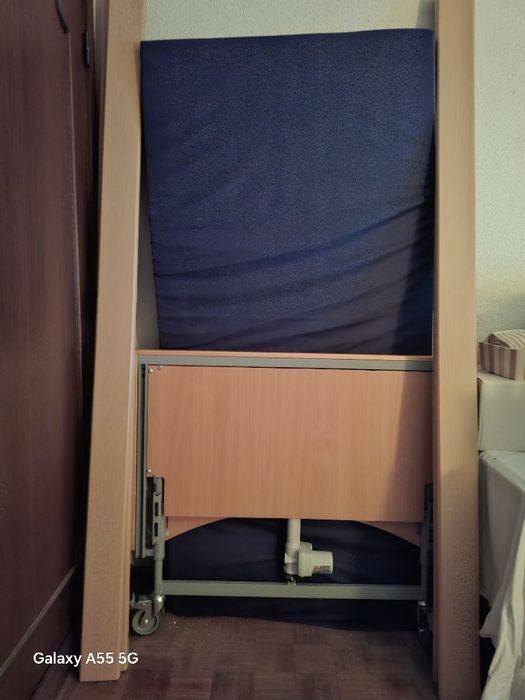 Cama articulada, como nova.  Não foi usada.  Com colchão: 900,00