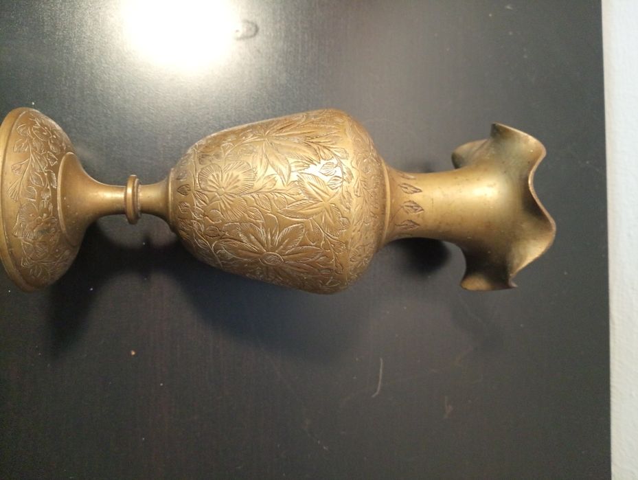 Antigo vaso vintage feito à mão em latão ou bronze  com Borda ondulada