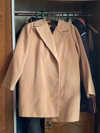 Демісезонне пальто тілесного кольору з двома плямами