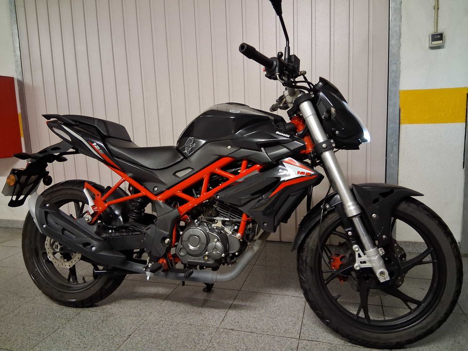 Benelli BN 125 de 2019 em excelentes condições como nova.