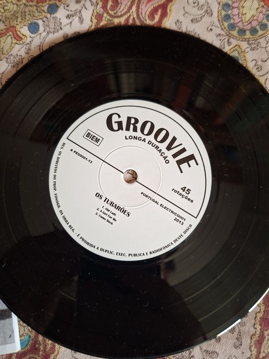 Vinil single com temas de Os Tubarões e Os Dardos