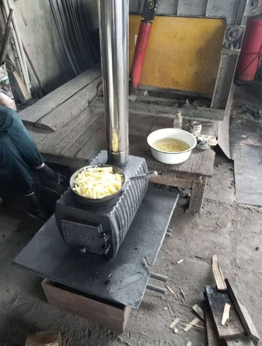 Печь буржуйка чугунная на дровах для дачи для комнаты