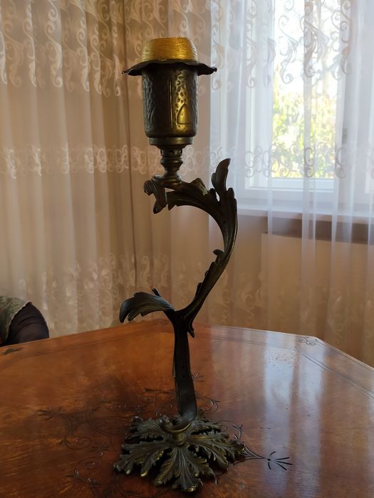 Antyczny świecznik w kształcie liścia akantu