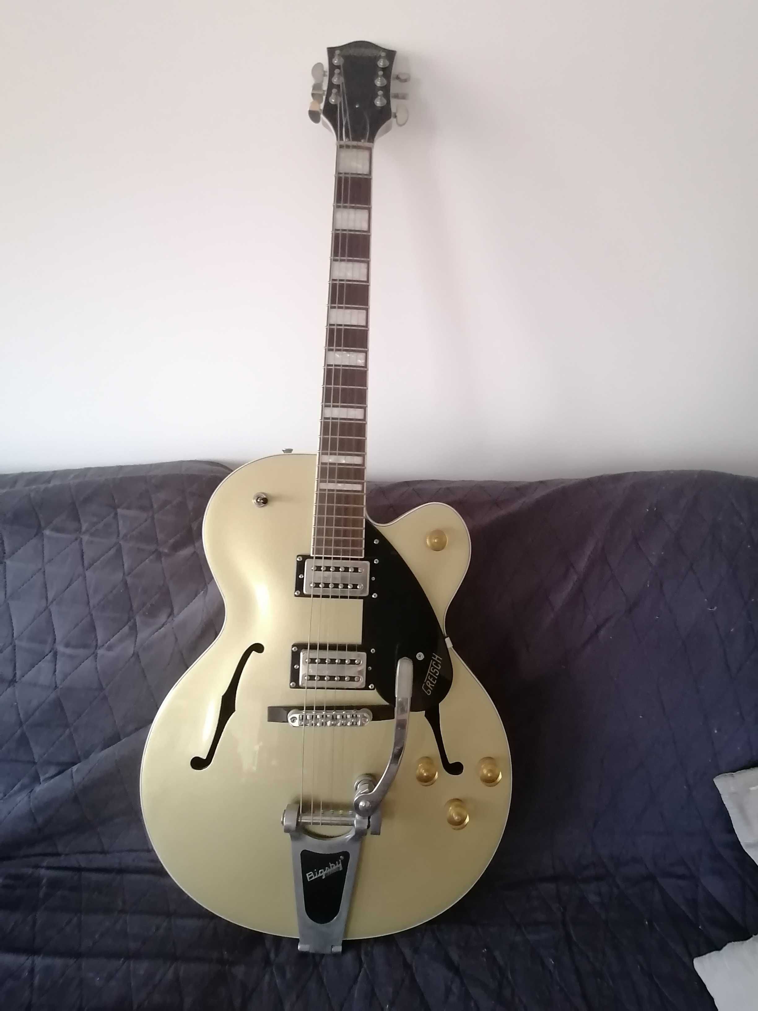 Guitarra Gretsch G2420T/GD Streamline hollow body com Bigsy