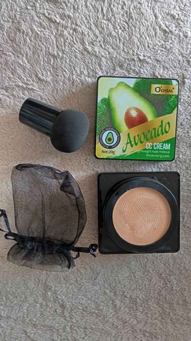 Puder podkład w kremie, z gąbką,