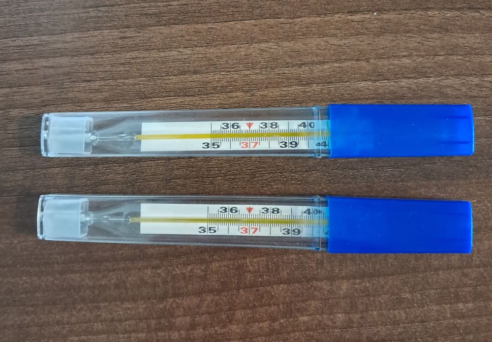 2 szklane termometry.