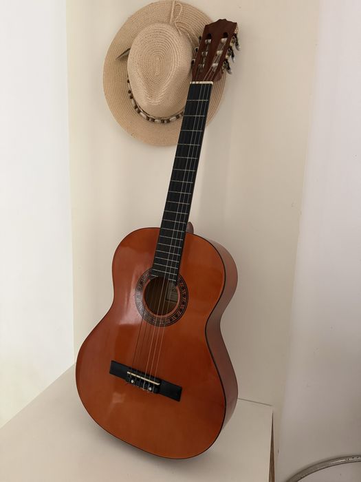 Violao novo, madeira boa de otima qualidade.