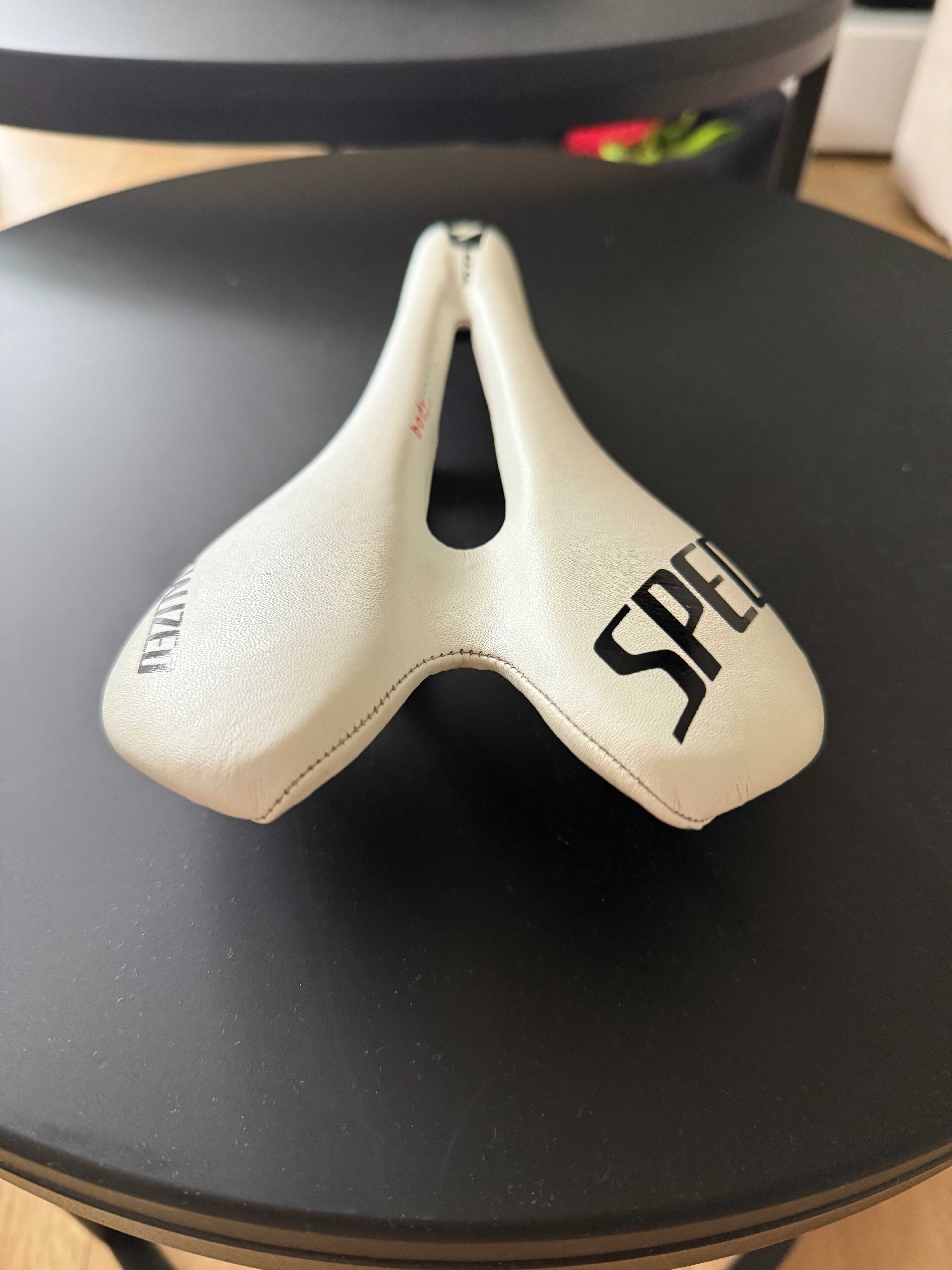 Siodełko SPECIALIZED Topue Team - 143mm carbon
