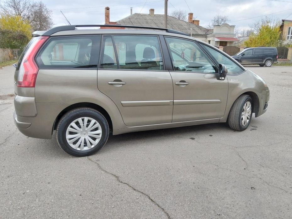 Продам гарний  7 - місний Сітроєн с4