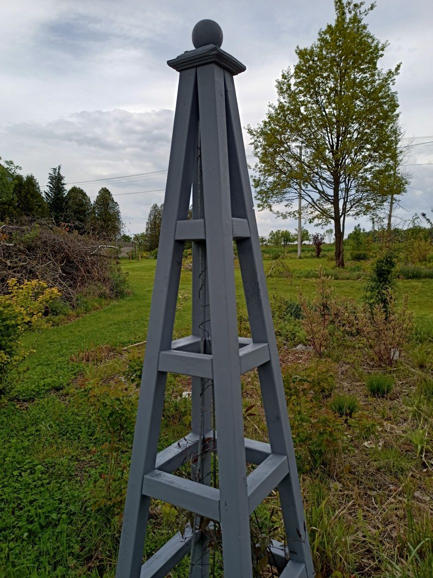 Obelisk ogrodowy