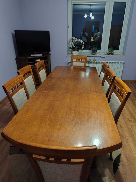 Stół do jadalni salonu