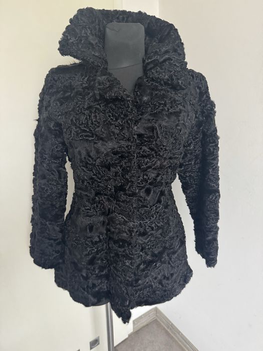 czarne futerko z karakull