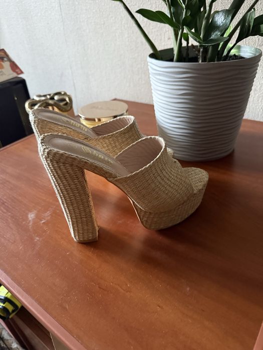 Плетені шикарні мюлі