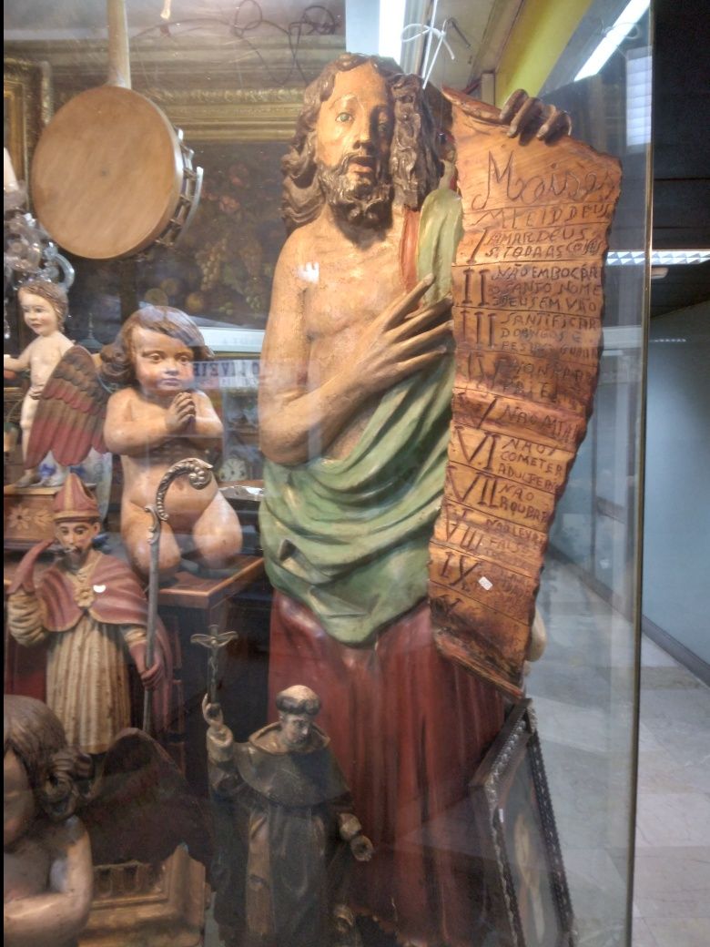 Imagem  do profeta  moises em retábulo séc  XVIII