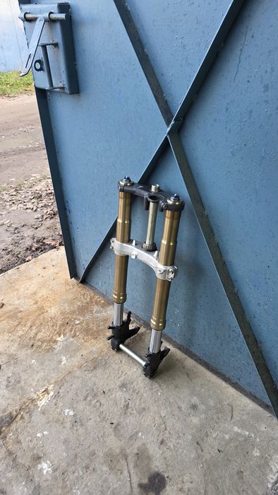 Ремонт мотоциклів, вирінювання вилок