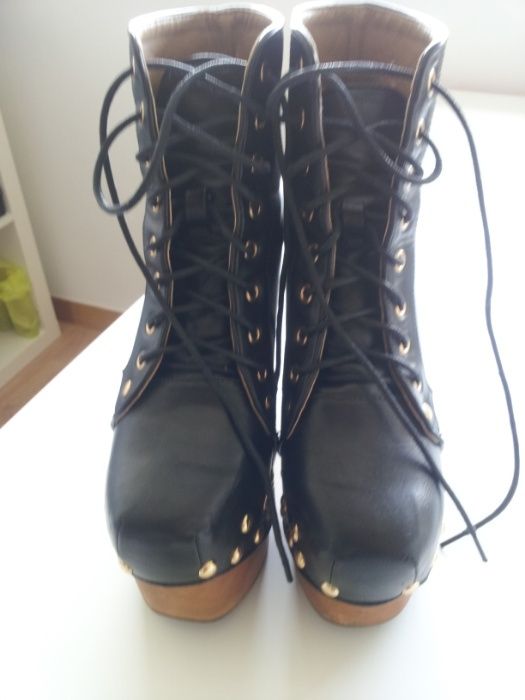 Botas pretas com tachas