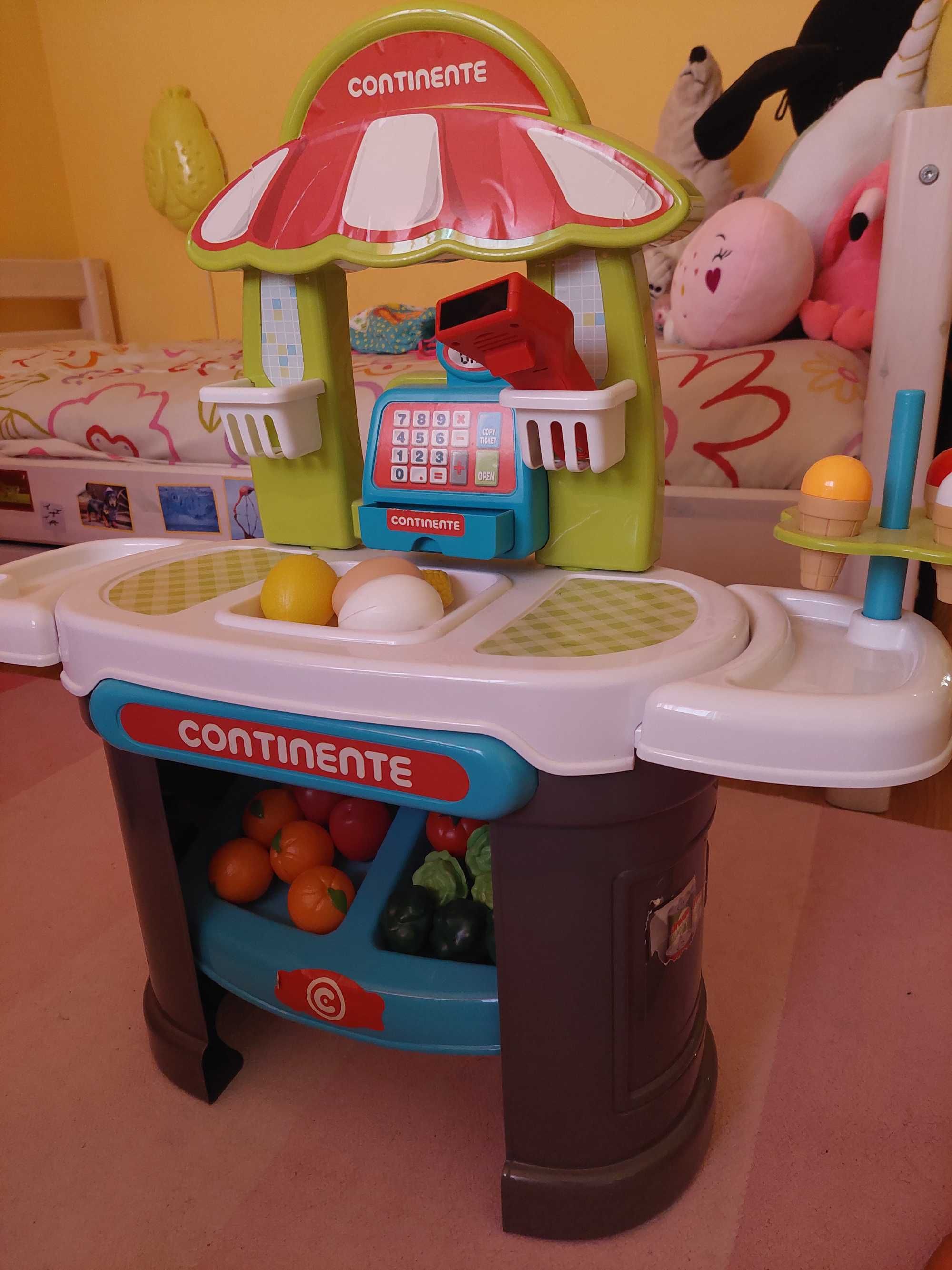 Supermercado Continente, com cesto de compras, alimentos e dinheiro