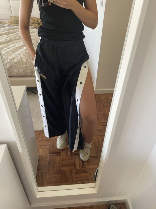 Calças Nike pretas com botões