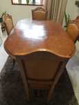 Vendo mesa de sala com 6 cadeiras em pele e 2 bancos de bar..