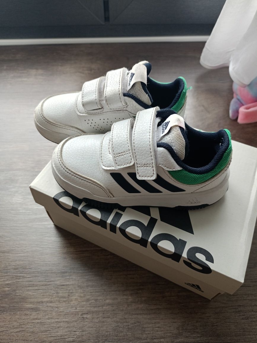 Buty Adidas tensaur 24 jak nowe, gwarancja białe