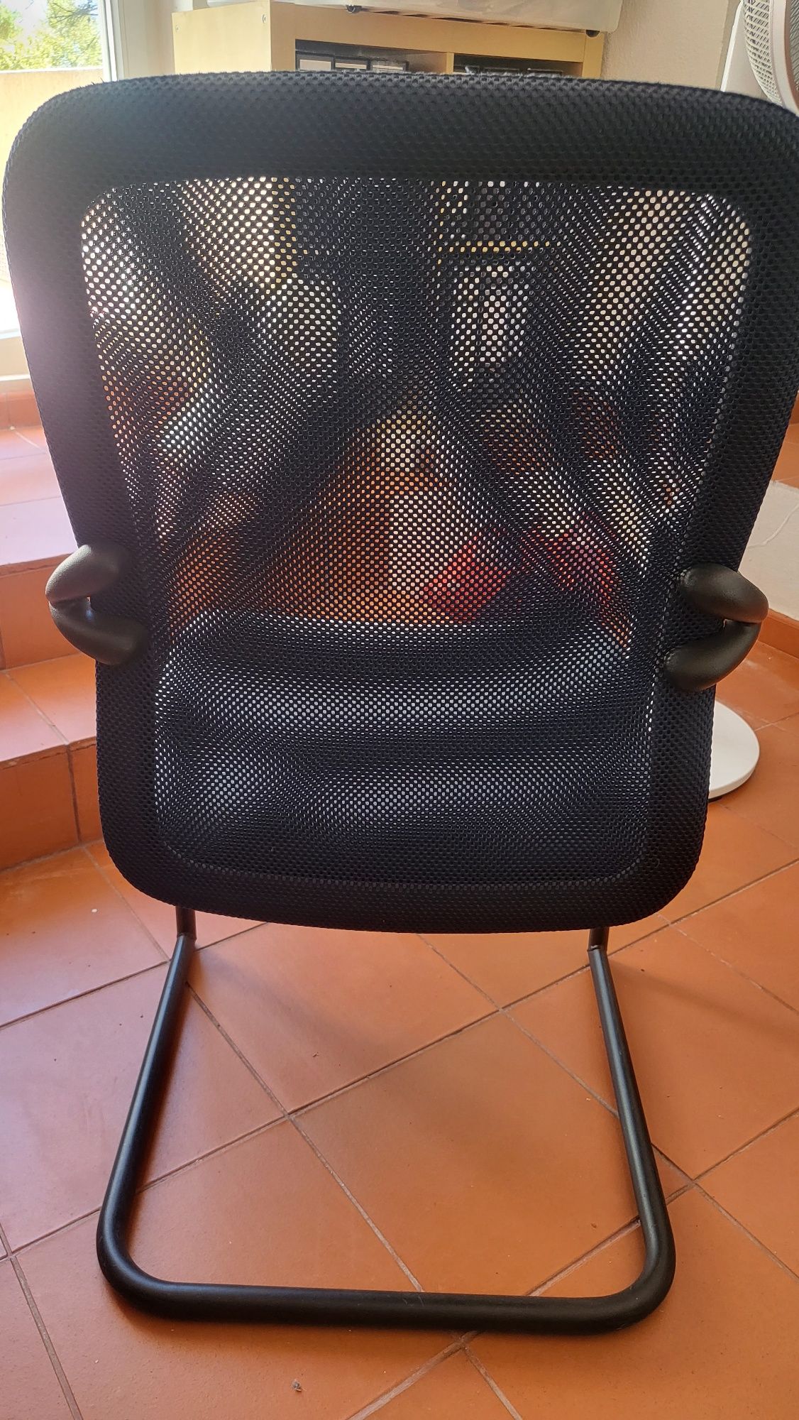 Mesa para escritorio com cadeiras