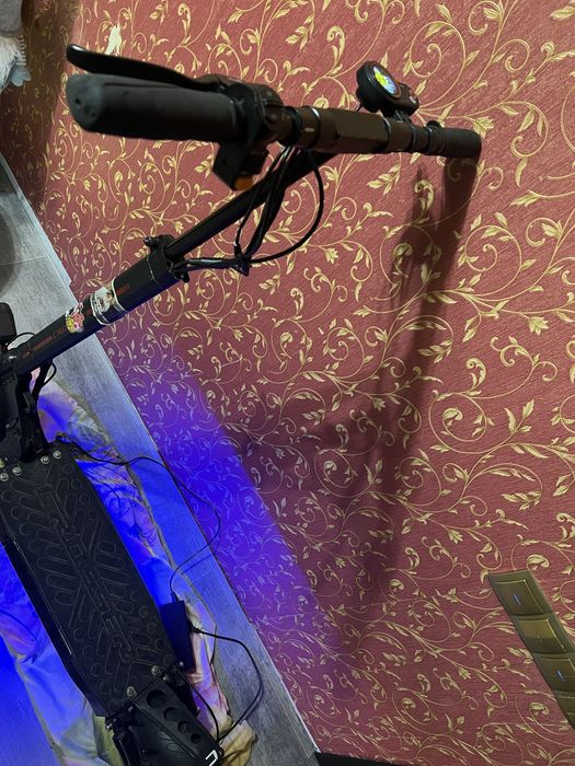 Продам електросамокат Crosser t4