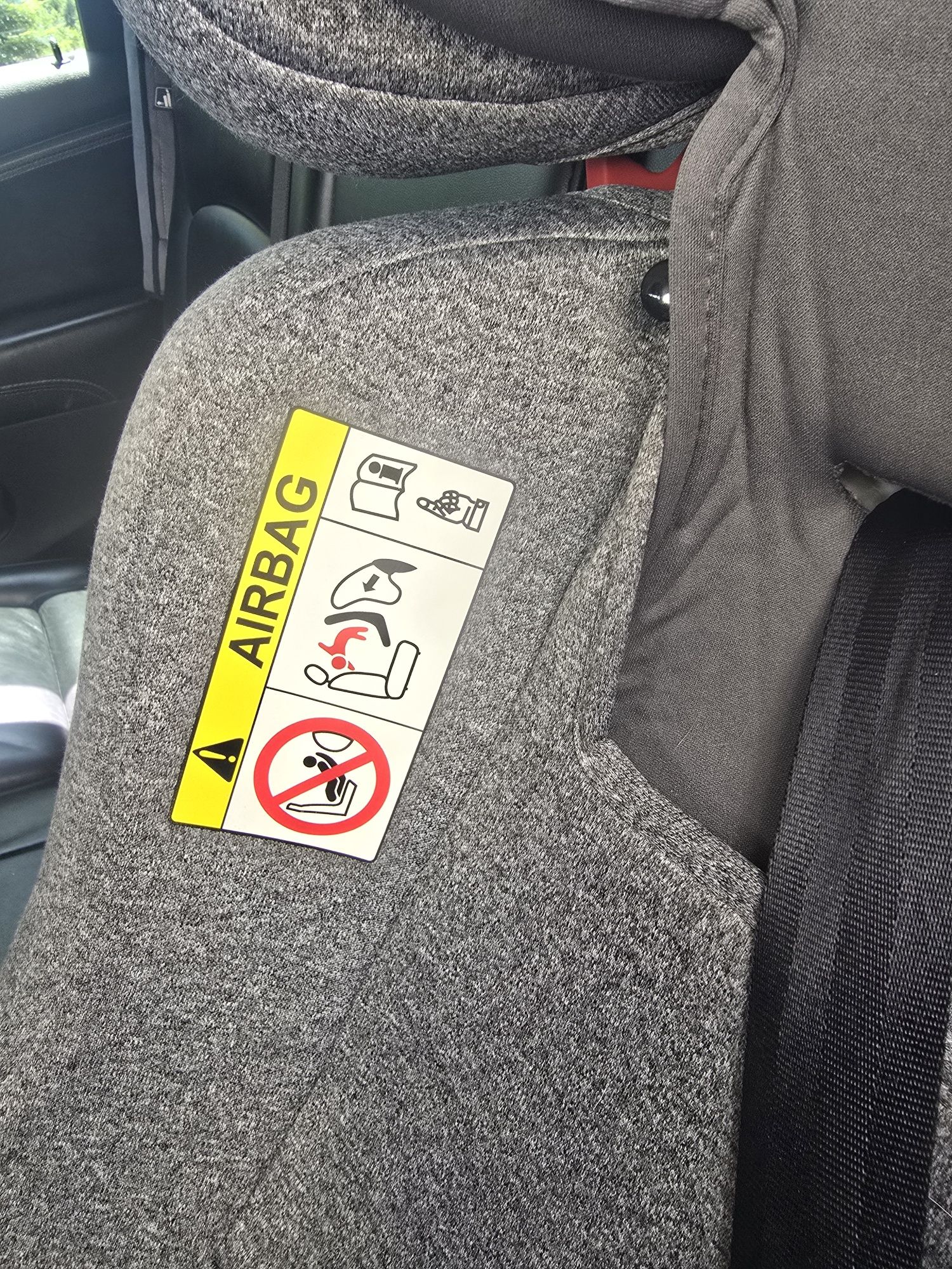 Автокрісло та чохол під нього