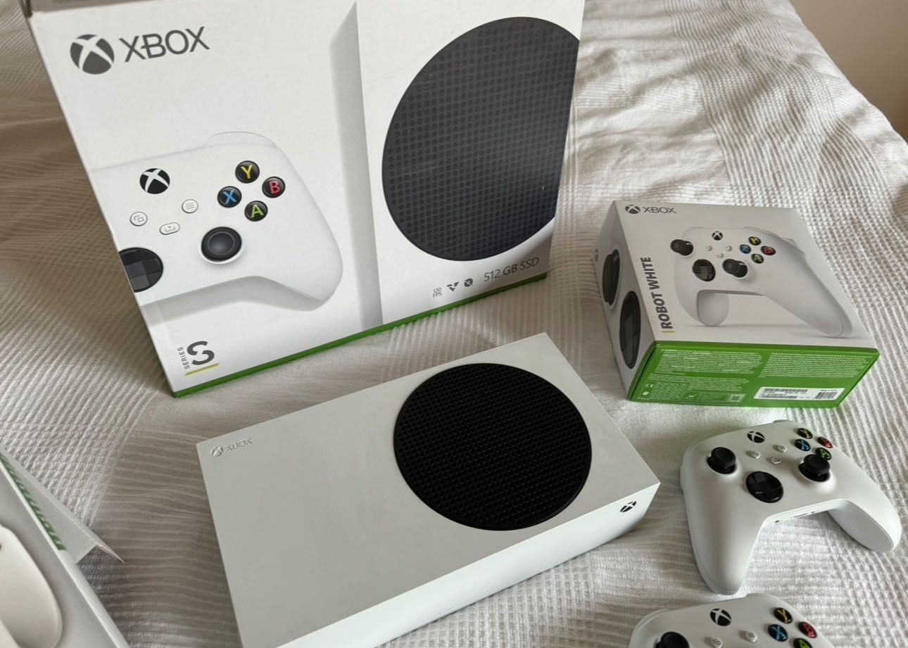 Xbox series S 512gb , 2 x pady, ładowarka oraz 2 x akumulatory